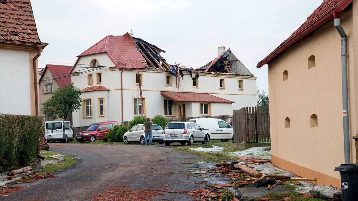 Slabší tornádo zřejmě ničilo domy i na Lounsku, škody v desítkách milionů